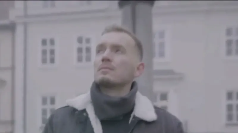 Daniel Kałuziński na krakowskim rynku, kadr z filmu o biurze 3DK Projekt